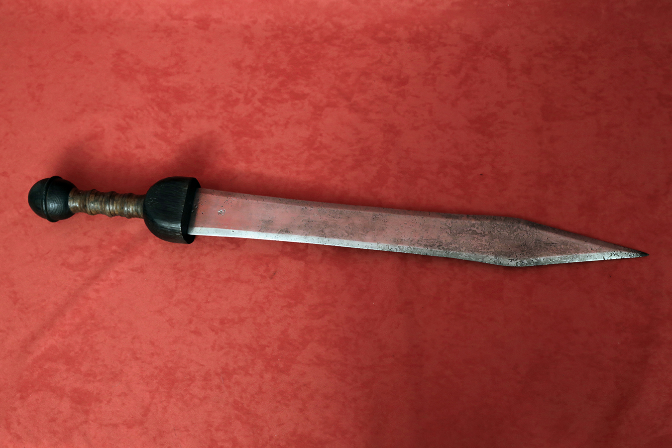 Espada de Alfonso X con guarda de latón maciza y acabado rústico